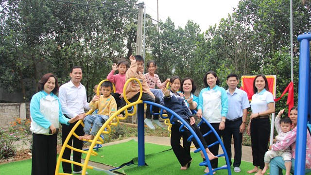 Công đoàn cơ quan Hội LHPN Hà Nội: Trao tặng công trình thiết bị sân chơi cho trẻ em miền núi huyện Ba Vì