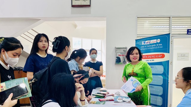 Sôi nổi phiên giao dịch việc làm tại Hội LHPN Hà Nội
