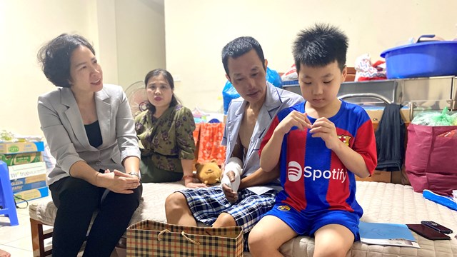 Hội LHPN Hà Nội đỡ đầu bé trai mồ côi mẹ trong vụ cháy ở Thanh Xuân