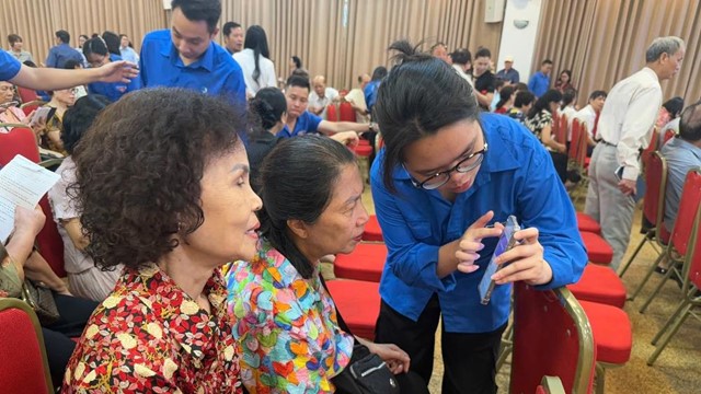 Hàng nghìn người dân Tây Hồ được trang bị kỹ năng qua mô hình “Bình dân học vụ số“