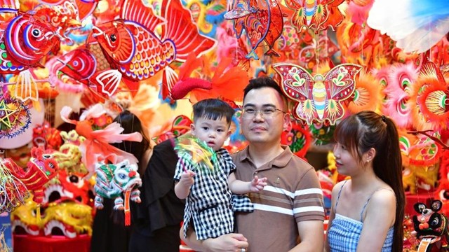 Phố Hàng Mã rực rỡ sắc màu Trung thu