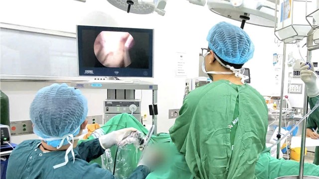 Suýt nguy hiểm tính mạng vì trì hoãn phẫu thuật khối u tuyến tiền liệt nặng gần nửa ký