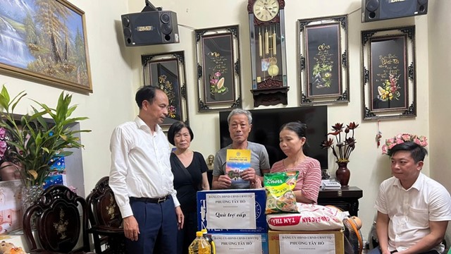 Lãnh đạo phường Tây Hồ thăm hỏi, hỗ trợ gia đình bị cháy nhà tại đường Lạc Long Quân