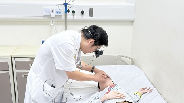 “Hành trình tìm lại ánh sáng” của cậu bé 10kg mắc bệnh xương thủy tinh