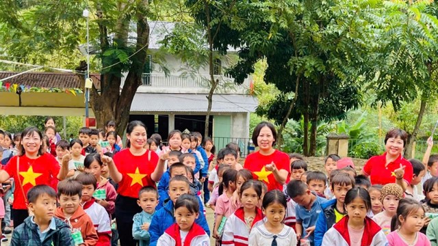 Tấm lòng phụ nữ Phú Thượng hướng về đồng bào vùng bão lũ