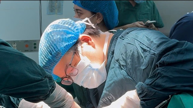 Cứu sống bệnh nhân ung thư gan muộn với khối u “khủng” 14cm