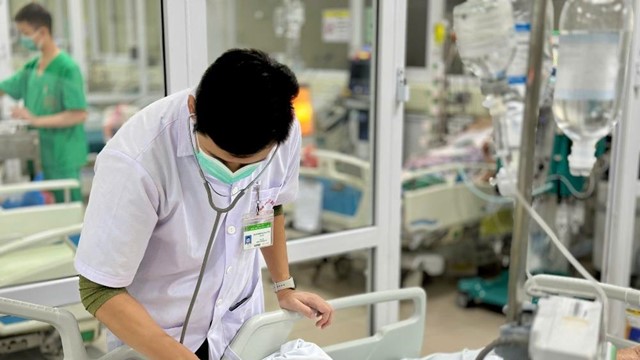 Mùa lạnh, cảnh giác nguy cơ mắc viêm phổi ở người cao tuổi