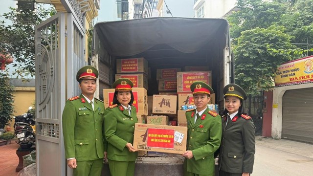 Hội LHPN phường Tây Hồ kịp thời hỗ trợ người dân Phú Yên vùng lũ