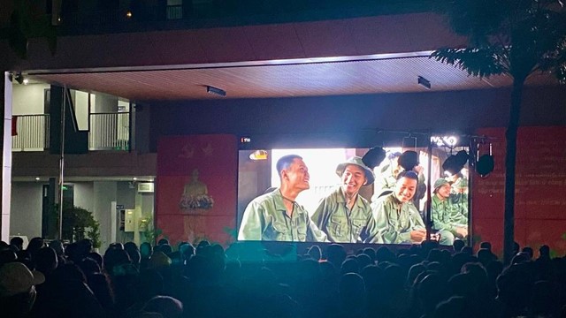 Phường Phú Thượng: Công chiếu miễn phí phim "Mưa đỏ" tới hơn 2.000 người xem