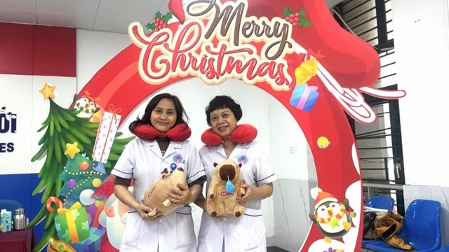 Trao quà Giáng sinh tri ân đội ngũ y bác sĩ Bệnh viện Hữu Nghị