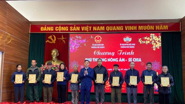 Phường Phú Thượng trao tặng quà Tết Nguyên đán Bính Ngọ 2026