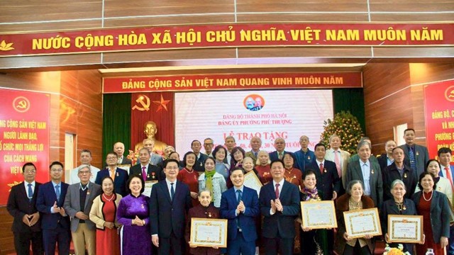 Đảng bộ phường Phú Thượng trang trọng tổ chức Lễ trao tặng Huy hiệu Đảng đợt 03/02/2026