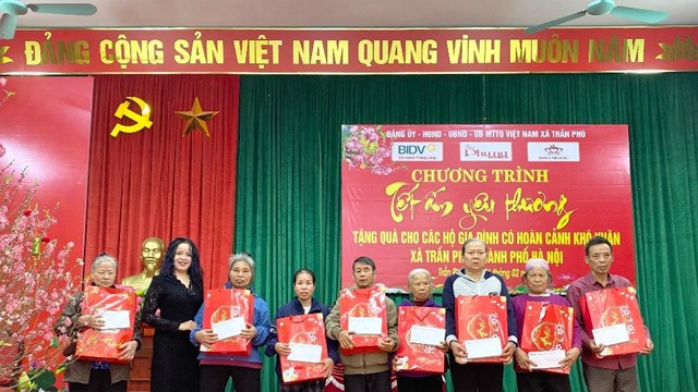 Mang Tết ấm đến với những gia đình khó khăn tại xã Trần Phú