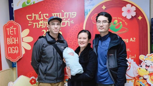 Bóc tách khối u 18cm, bảo tồn thiên chức làm mẹ cho sản phụ ung thư