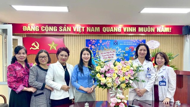 Hội LHPN Hà Nội chúc mừng các bệnh viện nhân ngày Thầy thuốc Việt Nam