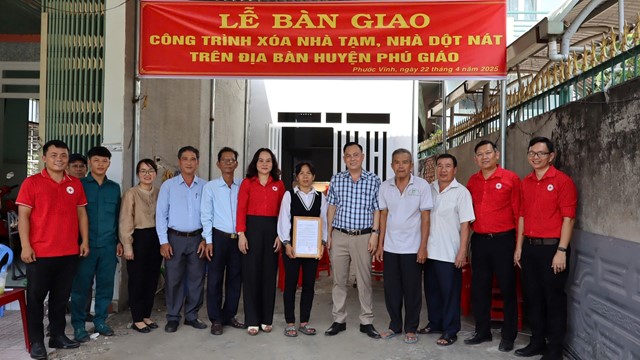 Bàn giao 3 căn nhà chữ thập đỏ cho người dân khó khăn