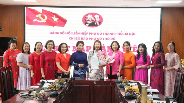 Chi bộ Báo Phụ nữ Thủ đô kết nạp Đảng viên mới