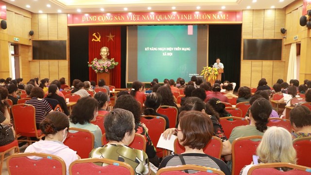 Quận Hoàn Kiếm: Bồi dưỡng kỹ năng nhận diện các trang mạng xã hội cho cán bộ, hội viên phụ nữ