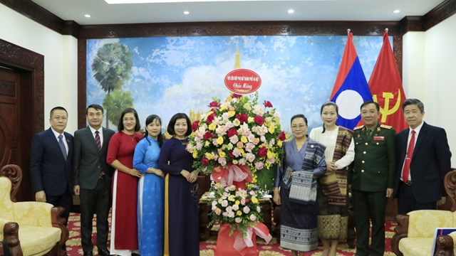 Hội LHPN Hà Nội: Chúc mừng 48 năm Quốc khánh nước CHDCND Lào
