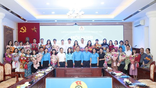 LĐLĐ thành phố Hà Nội trao Quyết định thành lập 31 Công đoàn cơ sở