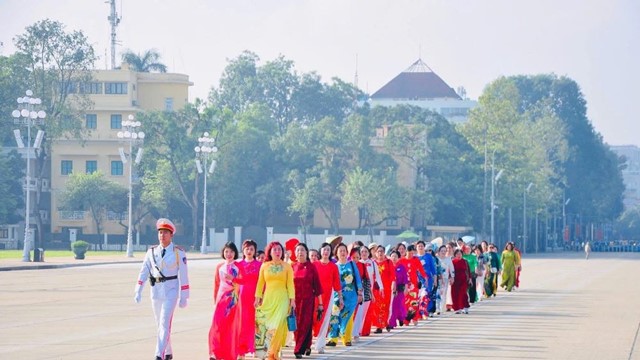 Đoàn đại biểu Hội LHPN phường Ngọc Hà vào Lăng viếng Chủ tịch Hồ Chí Minh