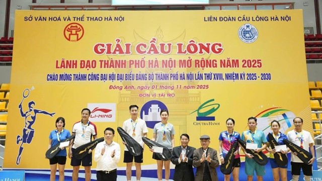 Phó Chủ tịch Hội LHPN xã Đông Anh cùng đồng đội giành giải Nhất cầu lông đôi nam nữ