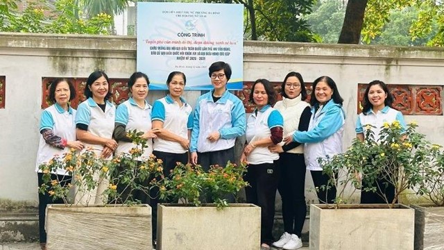 Hội LHPN phường Ba Đình: Gắn biển công trình “Tuyến phố văn minh, đoạn đường xanh nở hoa”