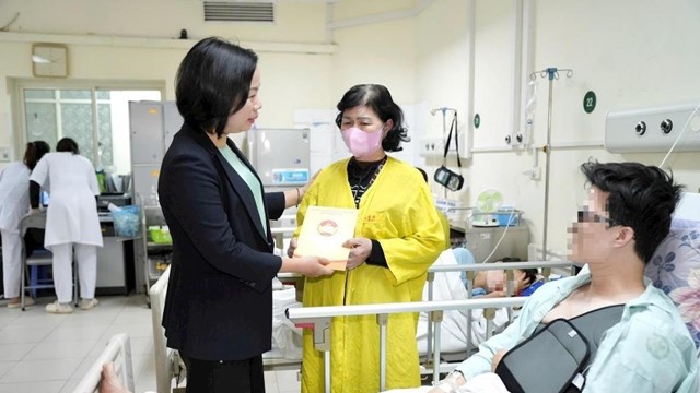 Chủ tịch Ủy ban MTTQ Việt Nam TP Hà Nội Bùi Huyền Mai thăm, động viên các nạn nhân trong vụ lật xe tại Lào Cai