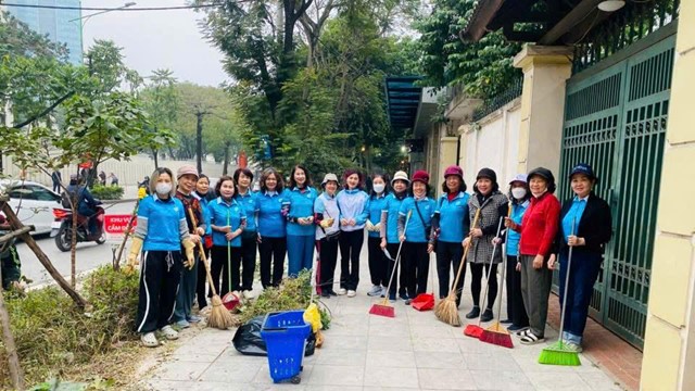 Phụ nữ Ngọc Hà ra quân chỉnh trang ngõ phố chào mừng Đại hội Đảng toàn quốc lần thứ XIV