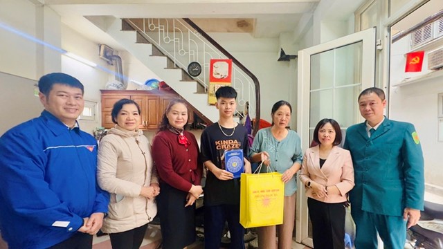 Phường Ngọc Hà: Thăm, tặng quà trước thềm Tết Nguyên đán Bính Ngọ 2026