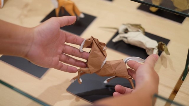 Nghệ sĩ gấp giấy Origami và tác phẩm “Mã đáo thành công”