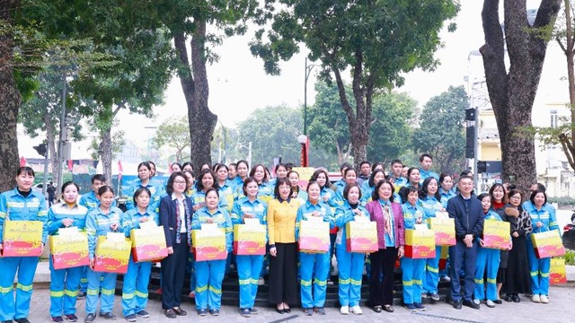 Trao 50 suất quà Tết tới công nhân môi trường có hoàn cảnh khó khăn 
