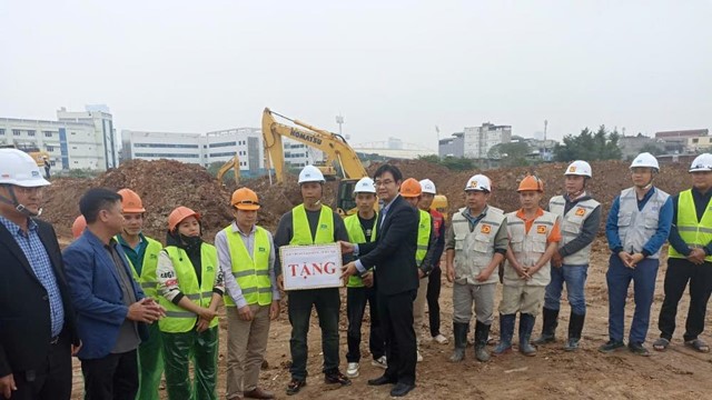 Chủ tịch LĐLĐ Hà Nội thăm, động viên công nhân thi công xuyên Tết tại các dự án hồ điều hòa