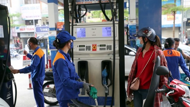 Giá xăng dầu giảm liên tiếp lần thứ 5, giảm từ 900 đồng đến 1.200 đồng mỗi lít 