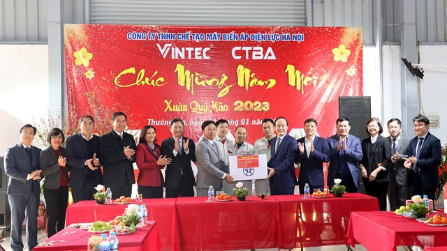 Chủ tịch HĐND thành phố Hà Nội Nguyễn Ngọc Tuấn thăm, động viên sản xuất tại Thường Tín