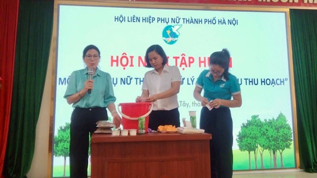 Gần 100 phụ nữ Sơn Tây được tập huấn mô hình “Phụ nữ tham gia xử lý rơm rạ sau thu hoạch” 