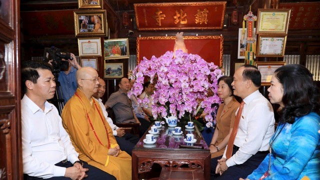 Chủ tịch HĐND TP Hà Nội Nguyễn Ngọc Tuấn chúc mừng Hội đồng Chứng minh Giáo hội Phật giáo Việt Nam