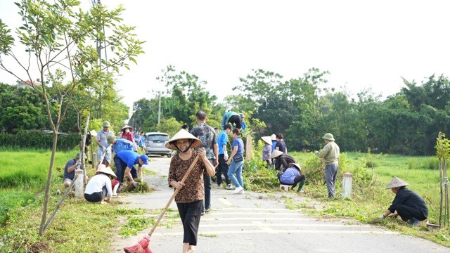 Phường Sơn Tây ra quân làm sạch môi trường, sáng xanh, sạch, văn minh