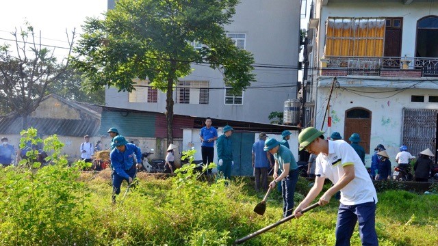 Cán bộ, chiến sĩ và nhân dân phường Tùng Thiện ra quân vệ sinh môi trường