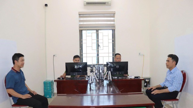 Xã Bát Tràng đổi thẻ đảng viên, chuẩn hóa dữ liệu trong kỷ nguyên số