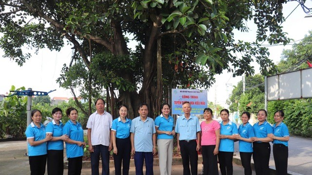 Xã Bát Tràng khánh thành công trình tuyến đường hoa kiểu mẫu