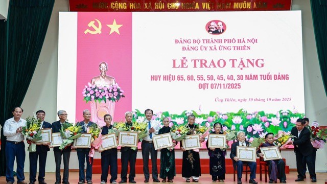 Xã Ứng Thiên trao Huy hiệu Đảng cho 31 đảng viên tiêu biểu