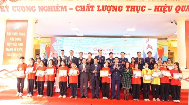 Nhiều phần quà được trao tại cuộc thi “Em yêu biển, đảo quê hương” tại phường Yên Nghĩa