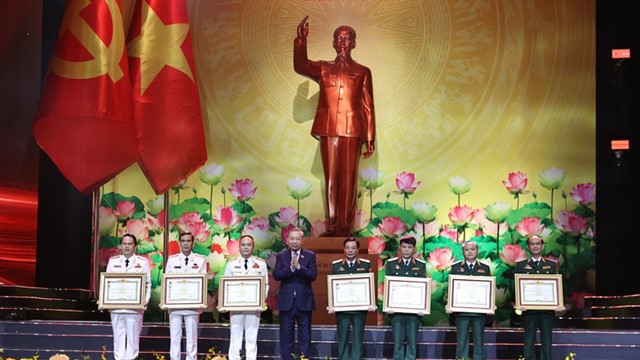 Các tập thể cá nhân được lãnh đạo Đảng, Nhà nước trao danh hiệu Anh hùng 