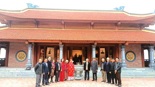 Đoàn đại biểu Hội đồng họ Bùi Việt Nam thăm Khu lưu niệm Bùi Bằng Đoàn tại thôn Bặt Chùa, xã Ứng Thiên