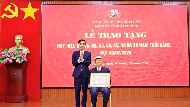 Xã Đoài Phương trao tặng Huy hiệu Đảng cho 36 đảng viên tiêu biểu