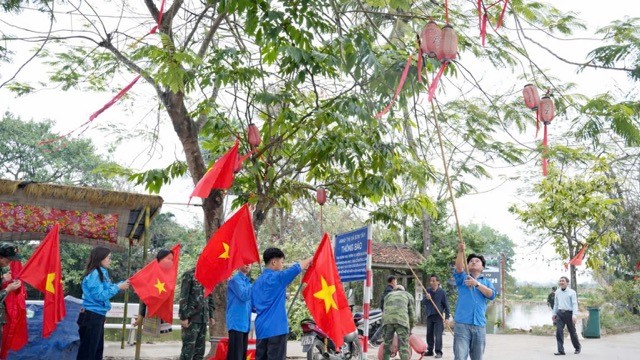 Sơn Tây ra quân làm sạch môi trường tại khu Di tích Làng cổ Đường Lâm