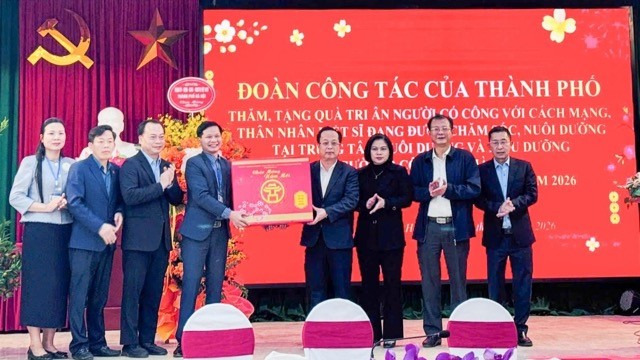 Phó Chủ tịch Thường trực HĐND TP Hà Nội Trần Thế Cương tặng quà người có công tại xã Ứng Thiên 