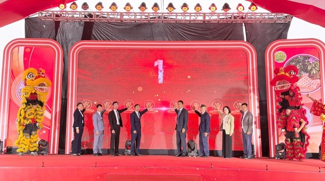 Xã Suối Hai tưng bừng tham quan mua sắm hàng Tết 