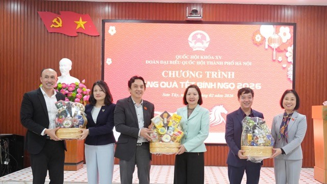 Đoàn Đại biểu Quốc hội TP Hà Nội tặng quà tết tại 3 xã phường